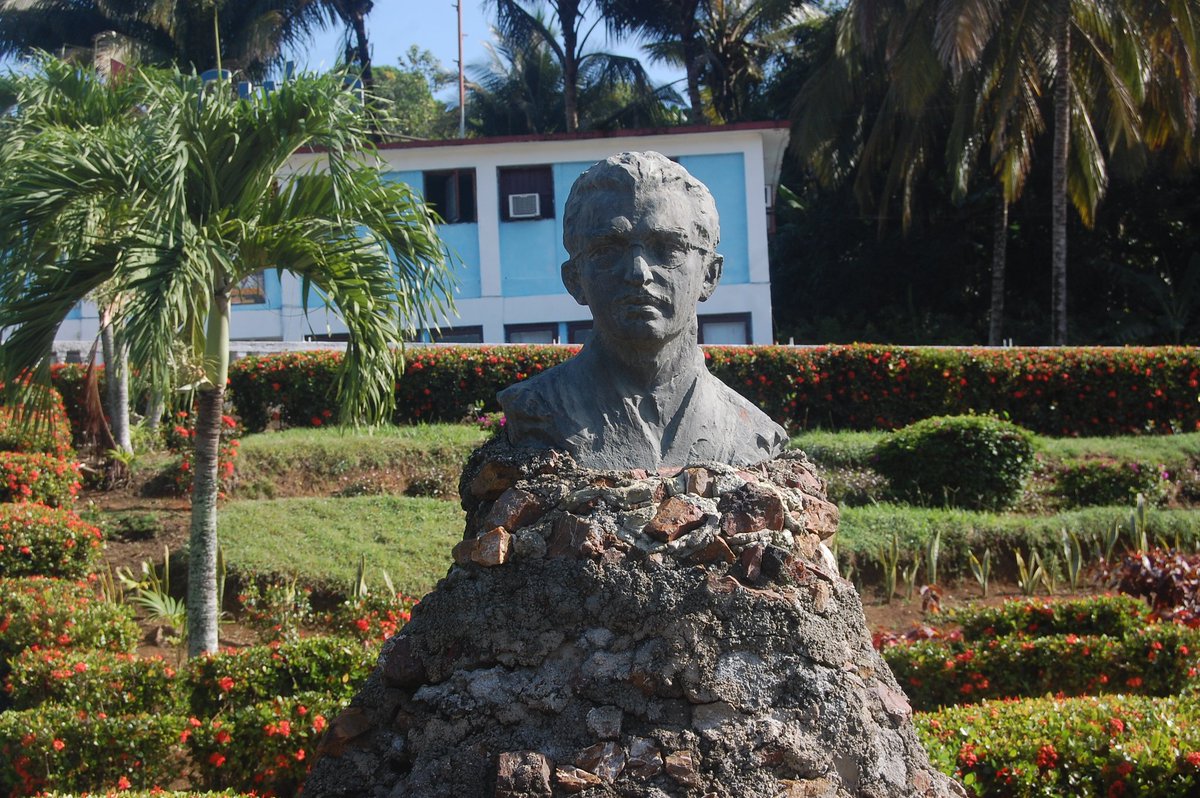 El #26DeJulio de 1912 nace en Colón, Matanzas, el doctor Mario Muñoz Monroy, cuya vida quedó segada el día de su cumpleaños 41 mientras participaba como médico en el asalto al Cuartel Moncada #TercerFrente #SantiagoDeCuba <a href="/CarmenR45403834/">Carmen Rodríguez Medina</a> <a href="/CmkcConcierto/">CMKC Concierto Informativo</a> <a href="/olgathaureaux/">Olga Thaureaux</a>