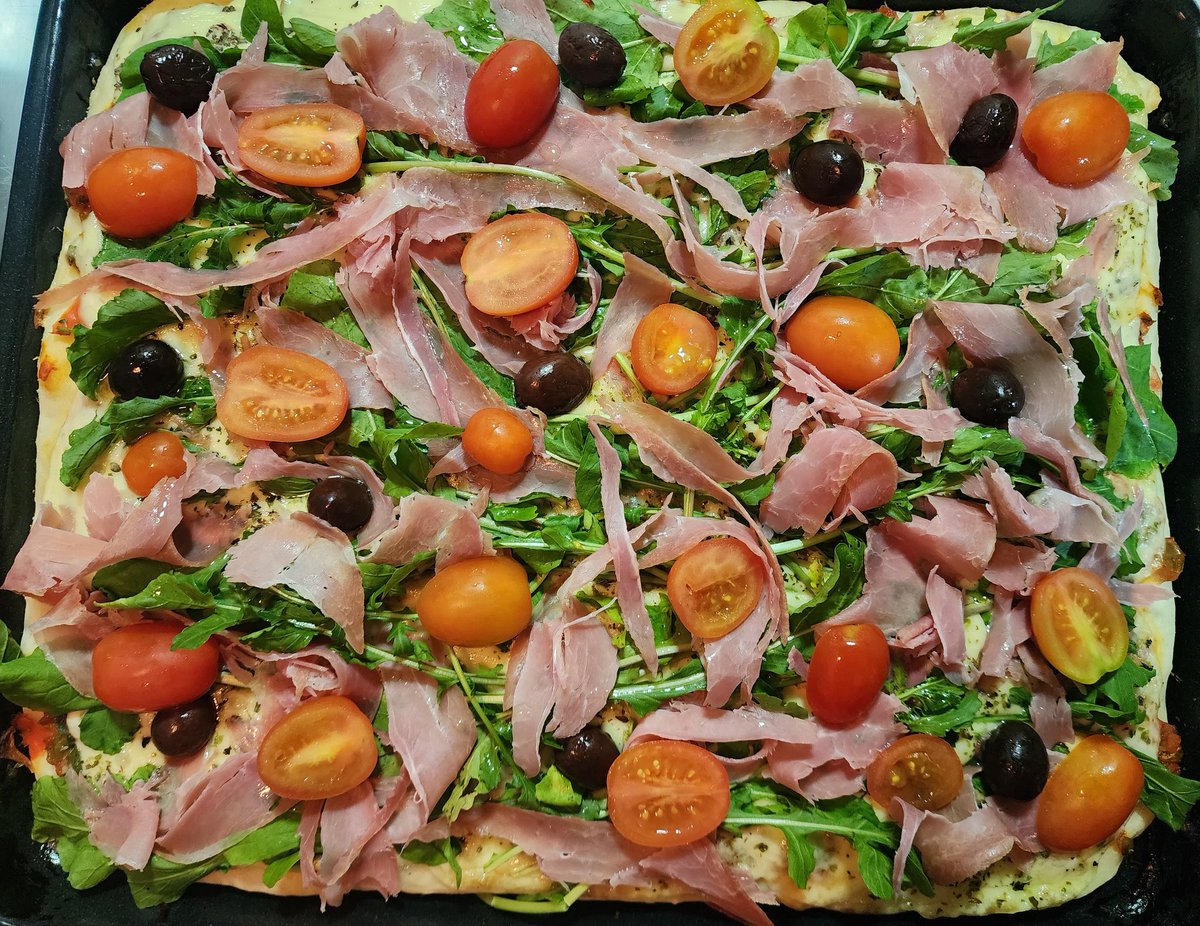 OliverasJose's tweet photo. 👉Cenita de Sábado; haciendo lo que me gusta; COCINANDO👨🏻🍳 HOY ↪️PIZZA‼️🍕🍕🍷🤯➡️RÚCULA +TOMATES CHERRY + JAMÓN CRUDO + ACEITUNAS NEGRAS + QUESO MUZZARELLA + QUESO CREMOSO⬅️
#pizzas #pizzacasera #pizzagourmet #pizzaderuculajamoncrudotomatecherryaceitunasnegras #vinblanco https://t.co/g333ro0vvE