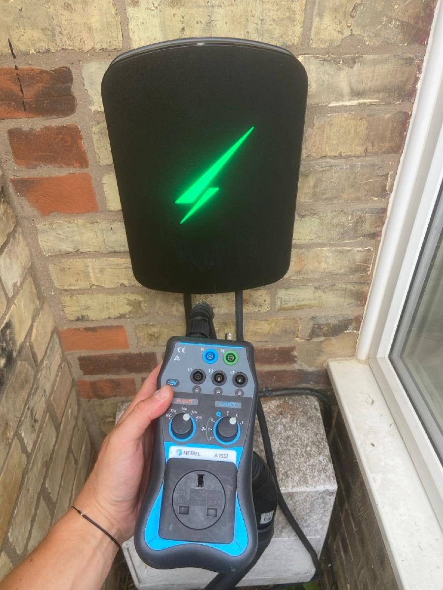ArtElectrics's tweet photo. The many colours of the @hypervolt system 🔴🔵🟢
#ev #evcharger #renewable #hypervolt #testing #trades #quality #trade #install #electrics #electrical #sparky #artisan https://t.co/i4ZNJDJvvY