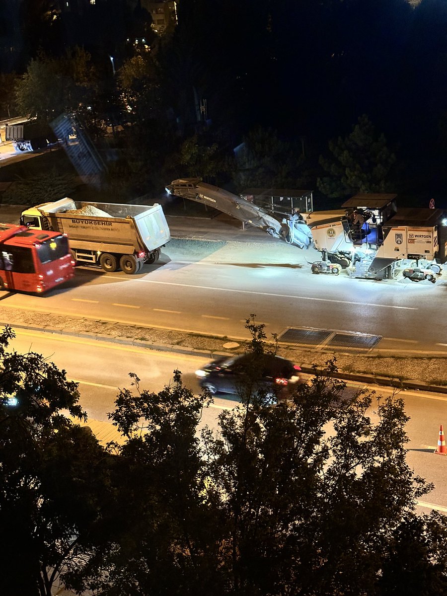 ethemgunay's tweet photo. Uyudum mu @mansuryavas06 ? Biz uyuyamıyoruz çünkü evimizin önünde gece 22.00 de çalışma var. 3 aydır 500 metre altyapıyı bitiremediniz ! @mavimasa @askiankara https://t.co/H9xjKofZEe