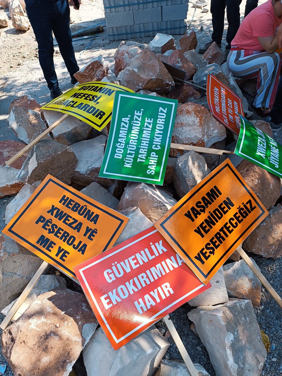 sessirnak's tweet photo. Tüm engellemelere rağmen @ekolojisirnak öncülüğünde gerçekleştirilen açıklamaya katılarak destek verdik. Şırnak'ta yaşanan doğa katliamına sessiz kalmayacağız.@sesgenelmerkezi https://t.co/A0CutoGjrl