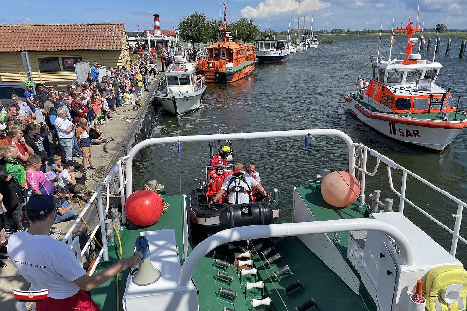 Seenotretter's tweet photo. Das war der #TagderSeenotretter 2024: Die #Seenotretter danken >40.000 Gästen auf unseren Stationen an Nord- &amp; Ostsee für das Interesse! 🙏🤩 Bildergalerien auf unserer Website: ➡️ https://t.co/w1v4ssFNJq 🤝 #TeamSeenotretter 📸 #DGzRS (1,2), Jacob Revenstorf (3), Marcus Jurk (4) https://t.co/gj0ASBHfN3