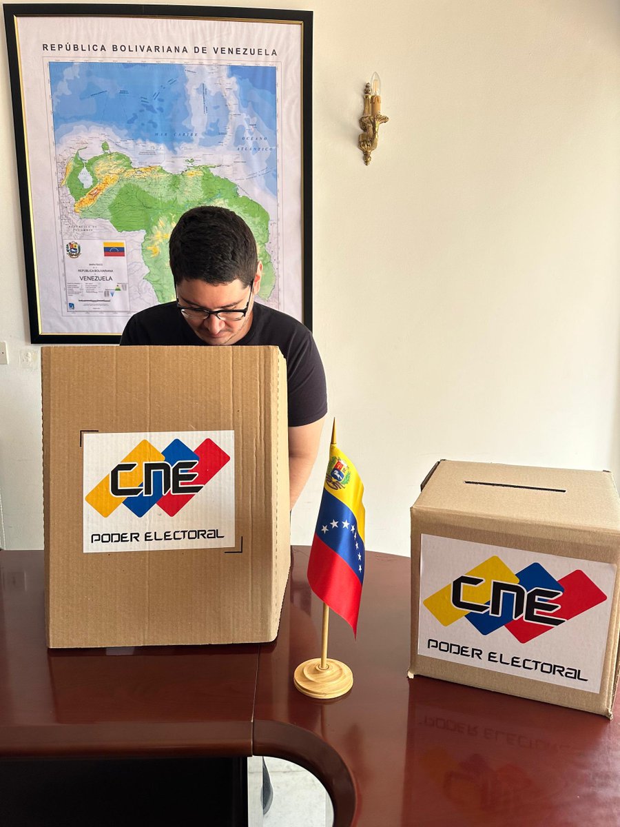 EmbCongo_ve's tweet photo. La Embajada de la República Bolivariana de Venezuela ante la República del Congo culmina con éxito los comicios electorales del día de hoy, en los cuales el pueblo venezolano pudo ejercer su soberano derecho al voto. 
@CancilleriaVE @yvangil @ypimentel2021 
#VotaPorLaPaz2024 https://t.co/SxuflXD1eZ
