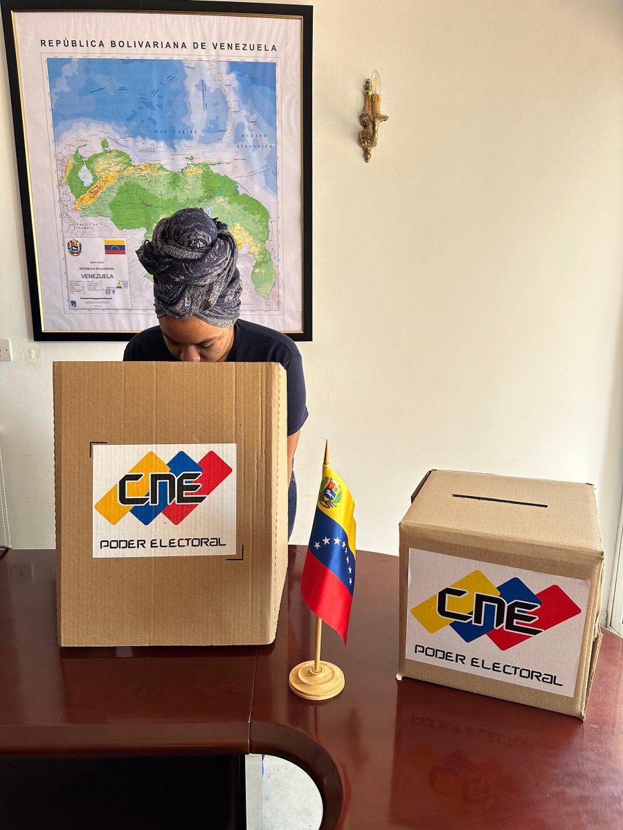 EmbCongo_ve's tweet photo. La Embajada de la República Bolivariana de Venezuela ante la República del Congo culmina con éxito los comicios electorales del día de hoy, en los cuales el pueblo venezolano pudo ejercer su soberano derecho al voto. 
@CancilleriaVE @yvangil @ypimentel2021 
#VotaPorLaPaz2024 https://t.co/SxuflXD1eZ