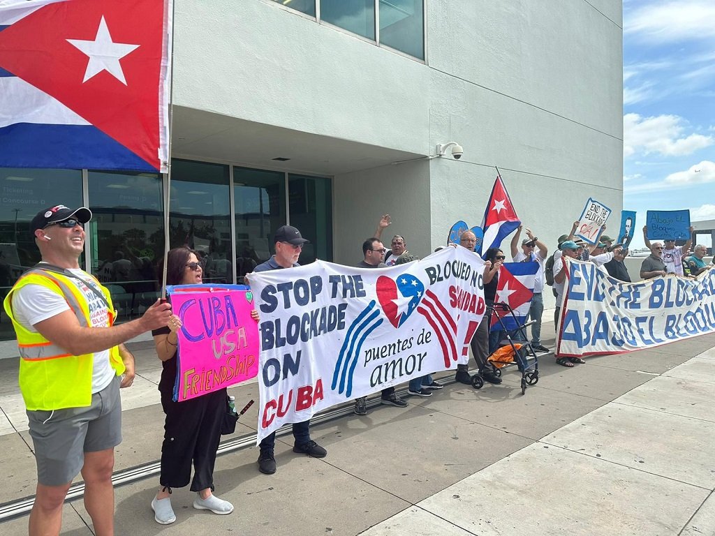 BrunoRguezP's tweet photo. Saludamos esta nueva jornada internacional contra el #BloqueoGenocida, protagonizada por amigos y connacionales en diversas ciudades del mundo.

Frente a la injusticia, siempre brillará la solidaridad de quienes marchan #JuntosXCuba. https://t.co/Mx8TOVATam