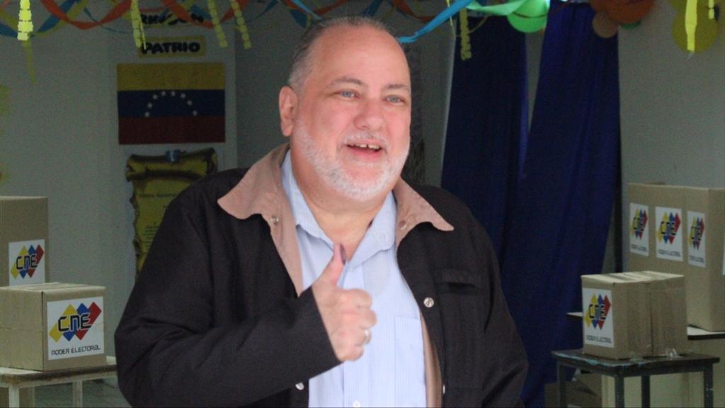 #VotacionesVenezuela Defensor del Pueblo, Alfredo Ruiz, ejerció su derecho al sufragio en las instalaciones del Desarrollo Urbanístico La Vega III, en Montalbán. Calificó este acto como una fiesta de participación democrática en la cual los ciudadanos han salido temprano a votar