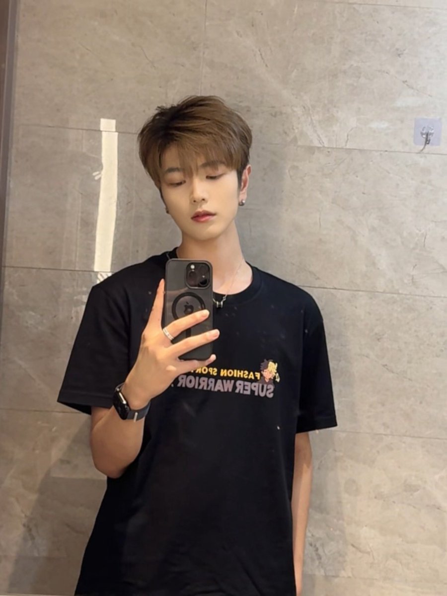 Lucas020913's tweet photo. 你问我遗憾吗 可能有吧 遗憾的���是你的幸福不是我给的 https://t.co/2KxlcYecII