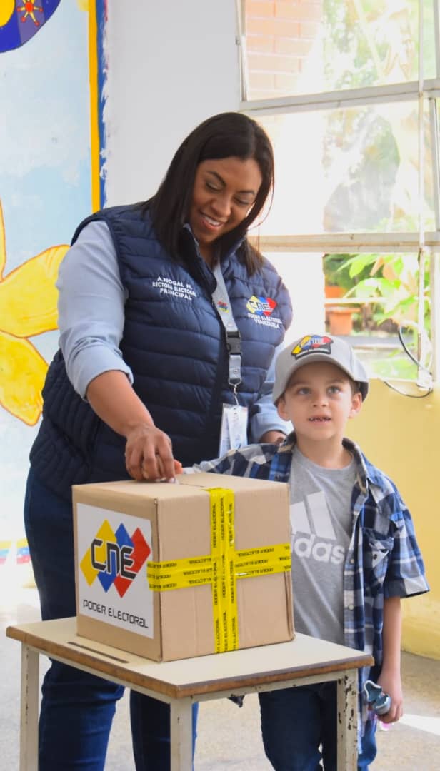 Rectora del Poder Electoral, Aimé Nogal Méndez, ejerció su derecho al voto desde el liceo Andrés Bello, ubicado en la parroquia la Candelaria - Caracas.
#ElecciónPresidencial2024