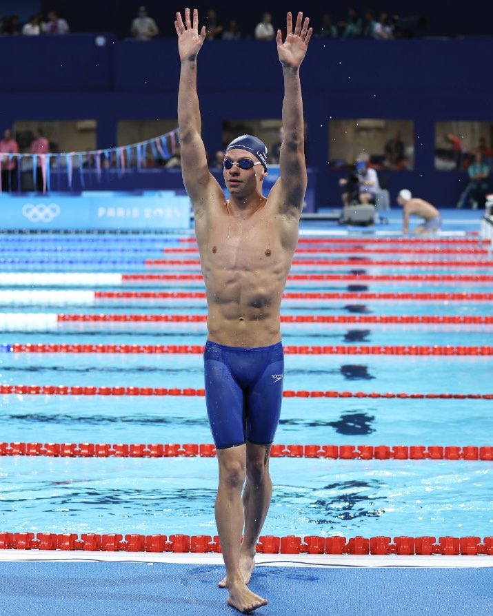 EmmanuelMacron's tweet photo. GÉANT Léon Marchand !

Bravo pour ce 400 mètres mythique. Et ce n’est que le début d’un parcours olympique qui pulvérisera tous les records ! La France est fière. https://t.co/MUGSquKo7y