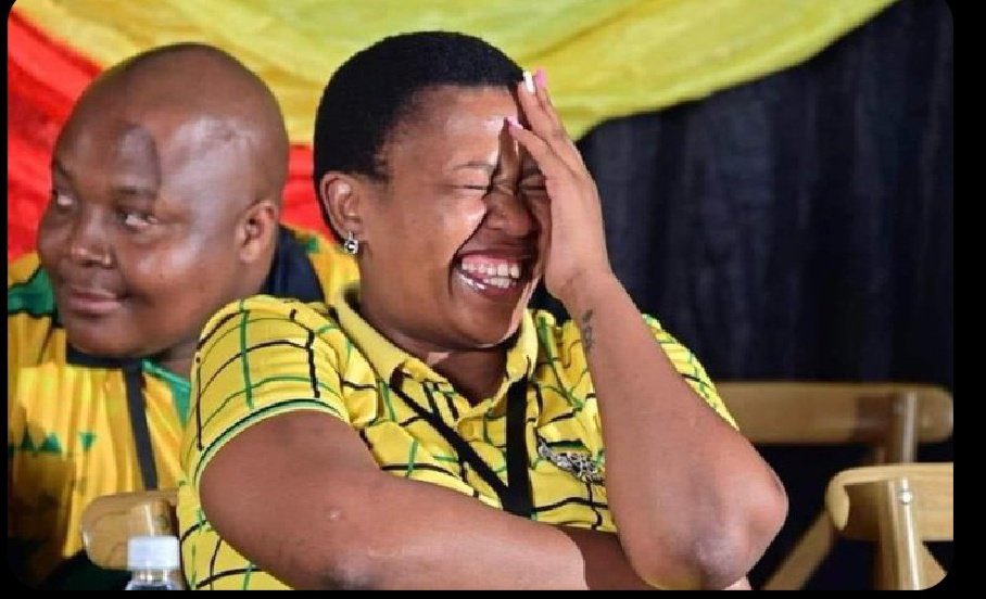 Siyacela's car has burned down 🤣🤣why am I enjoying this episode 
#IsencaneLengane