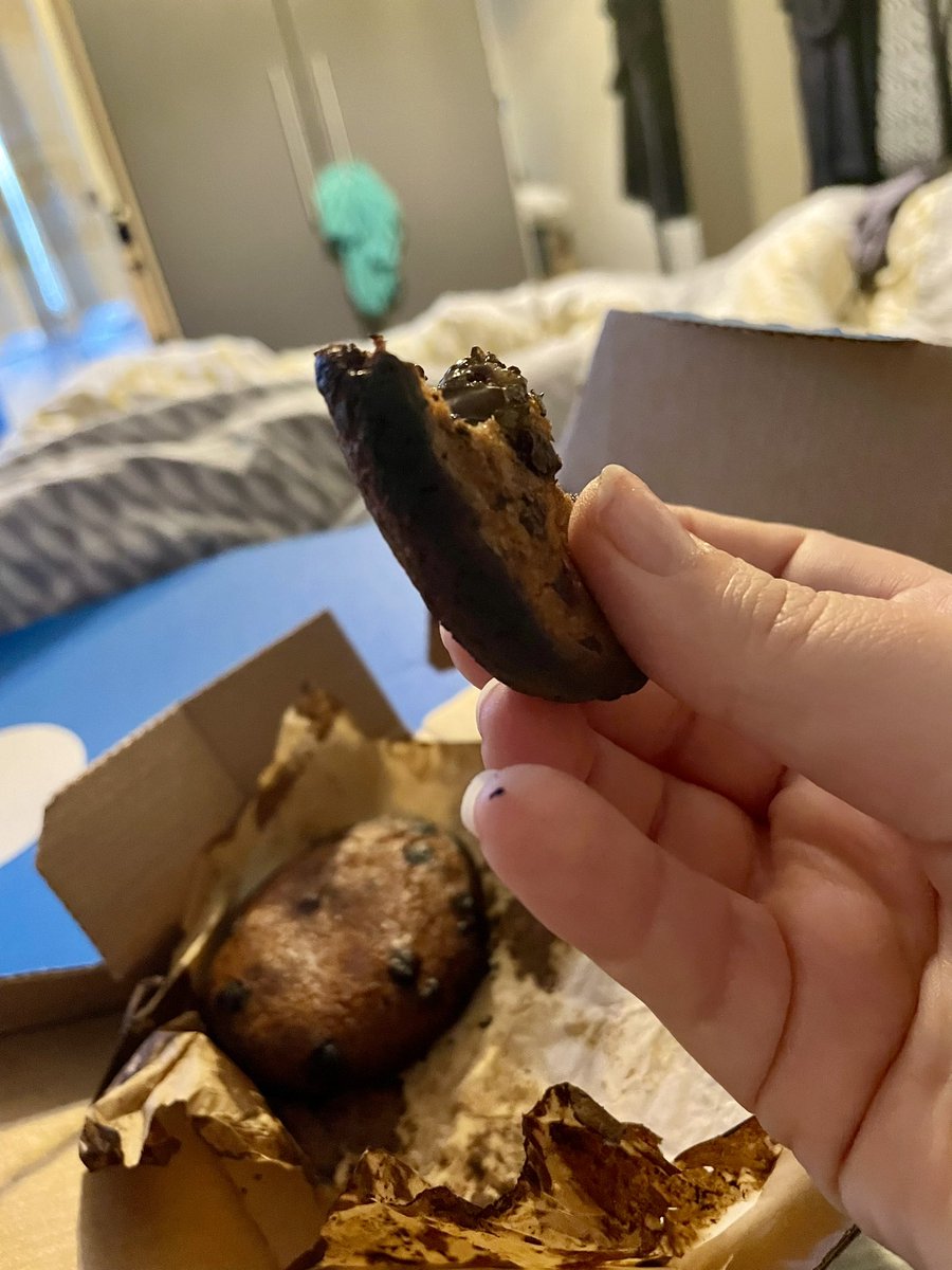 Graddage's tweet photo. @Dominos_UK my feel like shit gonna have a dominos not hit the spot! And this was the least burnt of the two! https://t.co/nRq5QGBApK