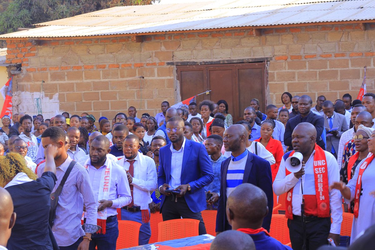 EtoyiFidele's tweet photo. La redynamisation du parti dans la Ville de Lubumbashi : YONNEH KAPONGO Freddy présente les différents bureaux fédéraux des jeunes à Madame l'Inter Fédérale, RIZIKI MUSONGELA Maryse. https://t.co/4m11hKoTqY