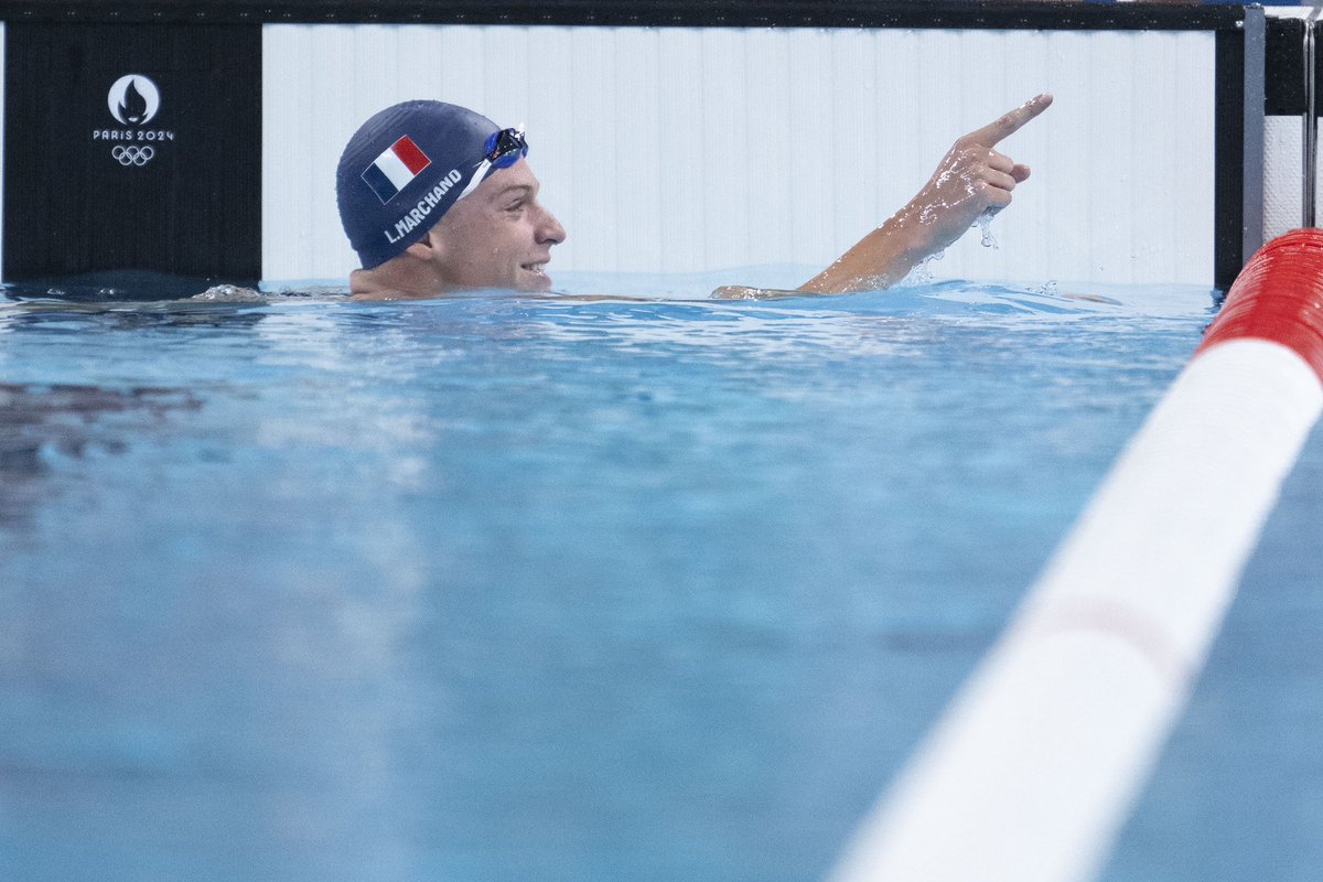 FFNatation's tweet photo. #EnDirect #JeuxOlympiques #Paris2024 
🥇IL L’A FAIT @leon_marchand est champion olympique en titre du 400m 4N avec un nouveau record olympique en 4:02.95 🔥 Il débloque le compteur des médailles pour les Bleus #Natation devant 15000 spectateurs en FOLIE FURIEUSE 💥 
Bravo 💙🤍❤️‍🔥 https://t.co/3VHxlUpV52