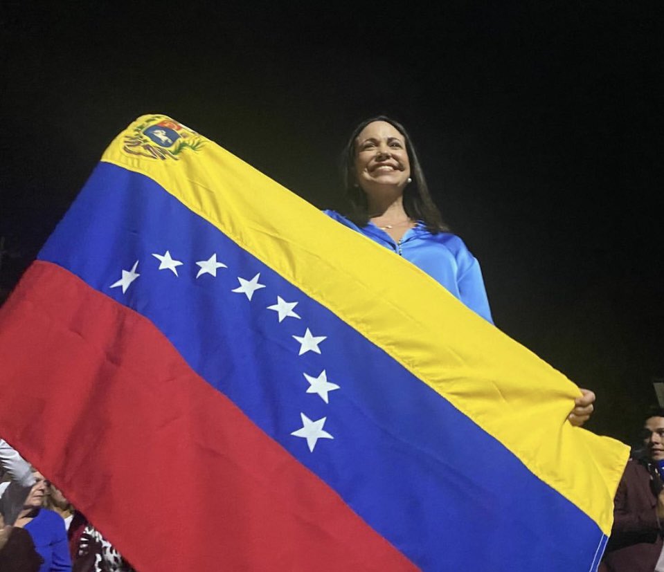 Más allá del resultado en las urnas, resalto la labor de María Corina, una mujer valiente que ama Venezuela y está luchando por ver a su país libre.

Su candidatura ha sido un renacer de la esperanza de nuestros hermanos venezolanos.

¡Dios bendiga Venezuela!🇻🇪🙏🏼

#VenezuelaLibre