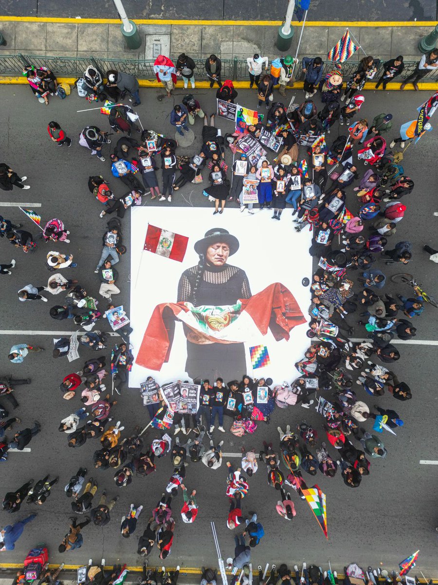 jfowks's tweet image. 🇵🇪📢Los familiares de las víctimas empezaron el día con una misa frente a Palacio de Justicia 9 am., enfrentaron la represión policial que no les dejaba desplazarse, luego caminaron por el centro de Lima y vuelven al punto para desplegar una imagen de su duelo. 📷Juan Mandamiento