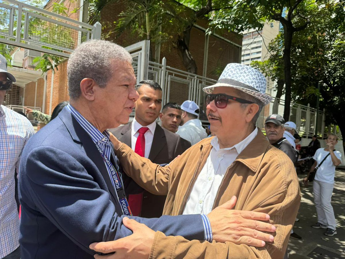 keylaReyna04's tweet photo. El presidente Dr. Leonel Fernández como observador internacional visita varios centros de votación entre ellos el Liceo Andrés Bello así como La Biblioteca pública Central Simón Rodríguez y la unidad educativa nacional bolivariana Bicentenario Republicano. 

En el marco de observador internacional en las #EleccionesVenezuela llevar un proceso íntegro y demócratico para el pueblo de Venezuela 

#EleccionesVenezuela 
#LeonelFernández 
#Venezuela