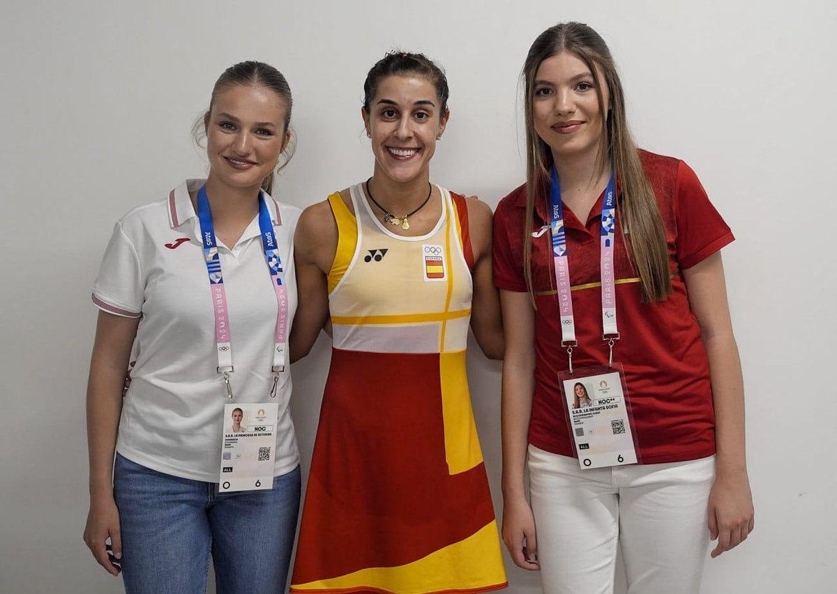 CasaReal's tweet photo. La Princesa de Asturias y la Infanta Sofía, con @CarolinaMarin tras su victoria ante Jenjira Stadelmann en el partido de la fase de grupos de los Juegos Olímpicos de #Paris2024 

➡️https://t.co/GPAEHHF1s1 https://t.co/qOOVdEcQLg
