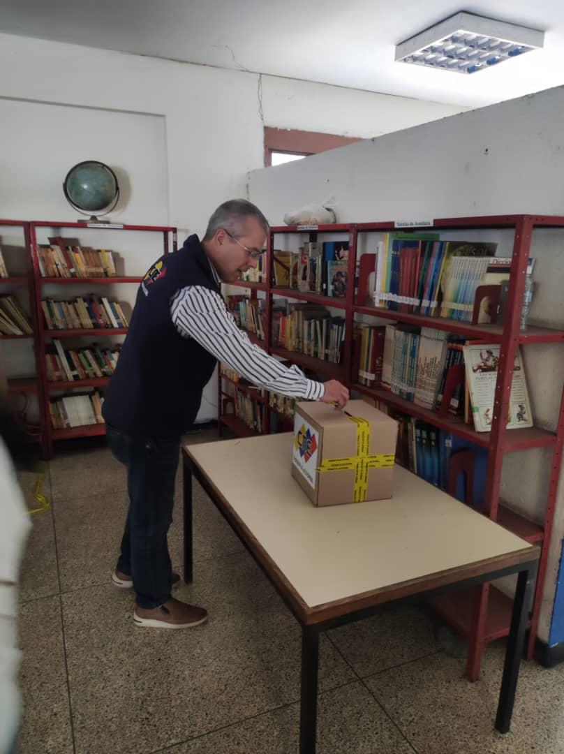 Rector del Poder Electoral, Juan Carlos Delpino, ejerció su derecho al voto desde la Biblioteca Pública Doctor Raúl Leoni, ubicada en el municipio Baruta - Miranda.
#ElecciónPresidencial2024