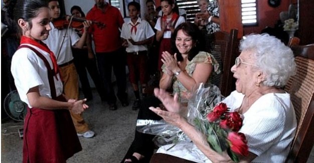 AilynRu80819364's tweet photo. El pueblo cubano y muchos amigos en el mundo recuerdan hoy con entrañable cariño a la heroína de la Sierra y del Llano, a la asaltante al Moncada, la querida compañera Melba Hernández  Rodríguez del Rey, en ocasión del aniversario 103 de su natalicio.

#CubaViveEnHistoria https://t.co/cLBLcF8tZj