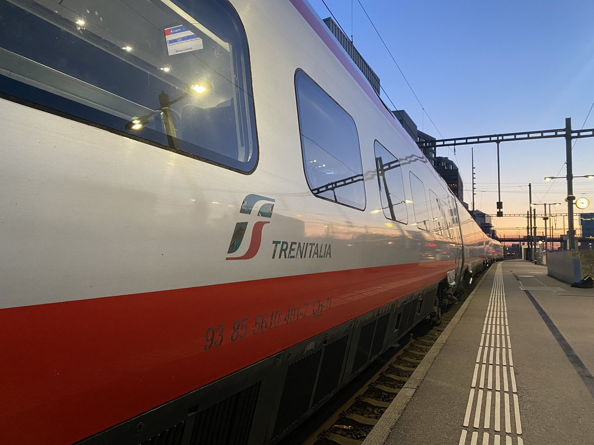 Michelino_1978's tweet photo. irgendwie automatisch ferienstimmung #etr610 am bahnhof #zurich - atmosfera di vacanze prima vista @fsitaliane à #zurigo pronti per il sud. https://t.co/GGYsjzSlZA