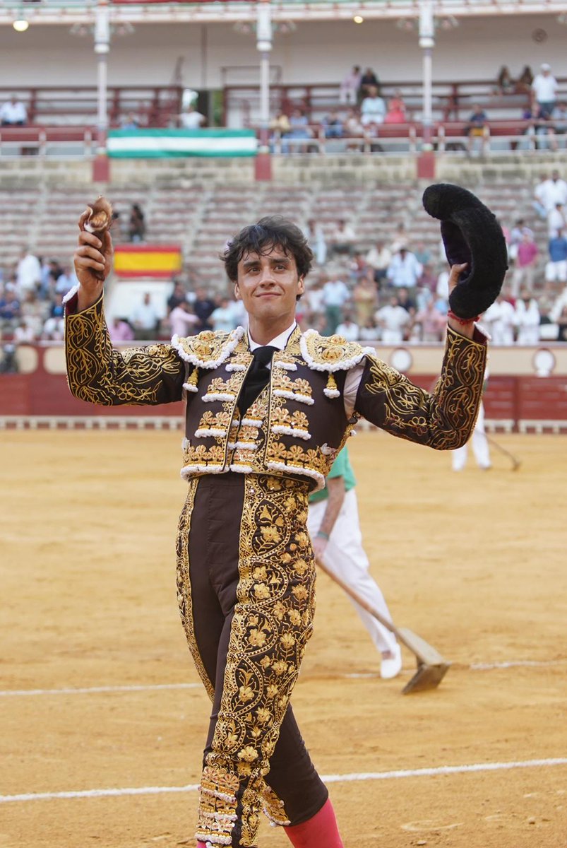 burladerotv's tweet photo. FESTEJO.- Avance del Puerto de Santa María, oreja por coleta en el ecuador @CircuitosToros @zunigatoros @alvaronunezcuv @capdevilagc #ManuelRoman #MarcoPerez @Hector_ReyPrada @VeronicasTau https://t.co/fMyylrZAxG https://t.co/OUY67NGJtY