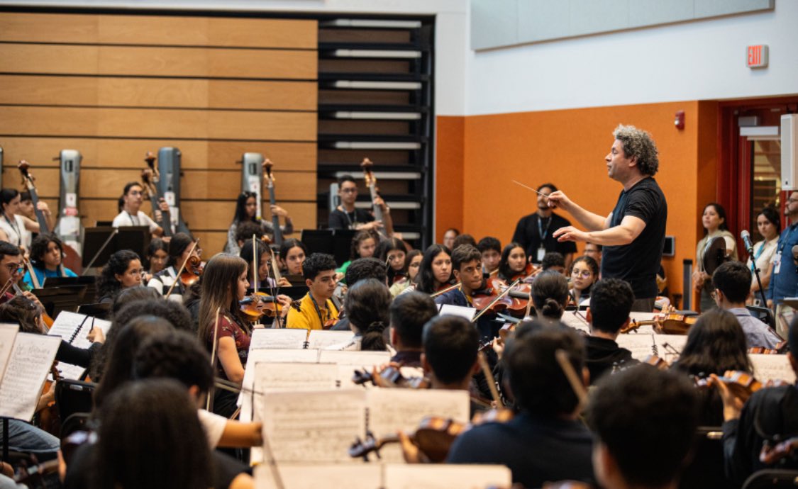 (1/2) La música nos une. Nos conecta a través de culturas y fronteras. Nuestro Festival Nacional YOLA es un perfecto ejemplo de ello, dado que reúne a jóvenes músicos de alrededor del mundo para celebrar la humanidad y creatividad que comparten.