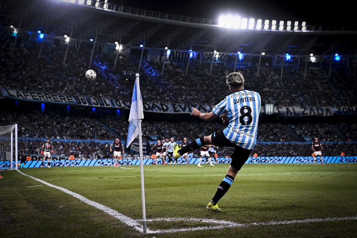 Así forma #Racing para el partido frente a #Union.

👉 Arias; Colombo, Sosa, Quirós; Martirena, Nardoni, Almendra, Rojas; Salas, Maravilla y Juanfer.