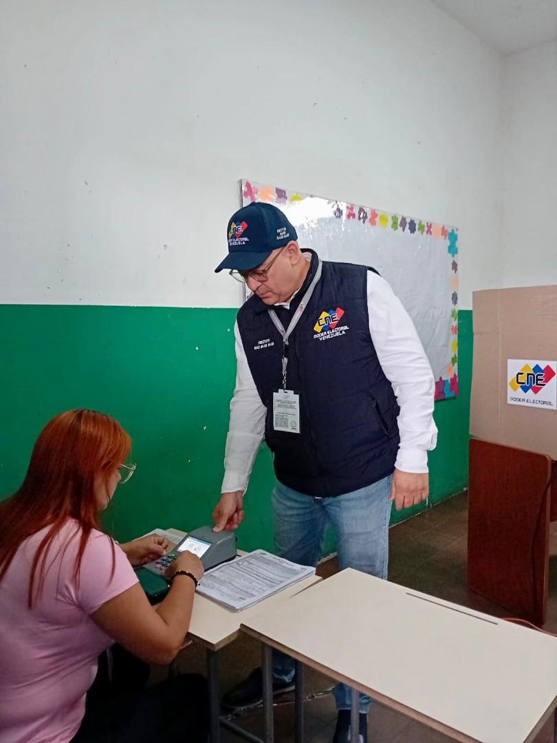 cneesvzla's tweet photo. Rector del Poder Electoral, Imad Saab Saab, ejerció su derecho al voto desde el Complejo Educativo Escuela Miguel Antonio Caro, en la parroquia Sucre de Catia - Caracas.
#ElecciónPresidencial2024 https://t.co/Sxx4T4EGwG