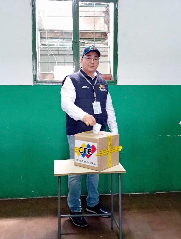 Rector del Poder Electoral, Imad Saab Saab, ejerció su derecho al voto desde el Complejo Educativo Escuela Miguel Antonio Caro, en la parroquia Sucre de Catia - Caracas.
#ElecciónPresidencial2024