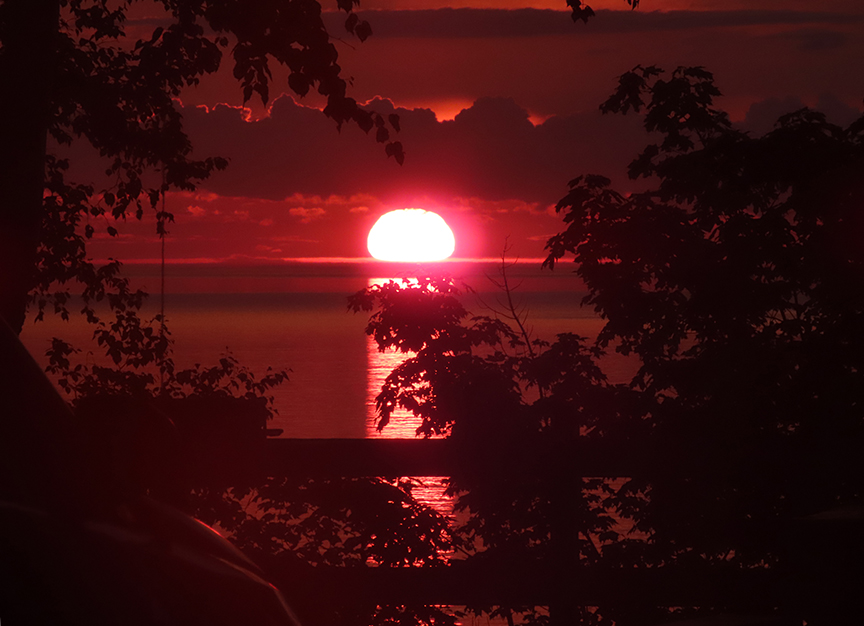 Writer_Alice's tweet image. The sunsets over Lake Superior are absolutely stunning! Every night is an absolutely phenomenal show of light and water.