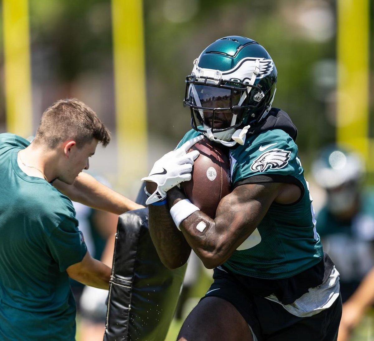 PHLEaglesNation's tweet photo. Parris Campbell on first impressions of #Eagles OTA’s: “From jump I was like ‘Damn we already grinding? What’s going on? Usually at the start it’s chill.’ I asked people ‘Was y’all doing this last year?’ And they’re like ‘Nah bruh, but we finished 1-7. It ain’t sweet anymore.’”

(via VARSITY HOUSE Podcast)