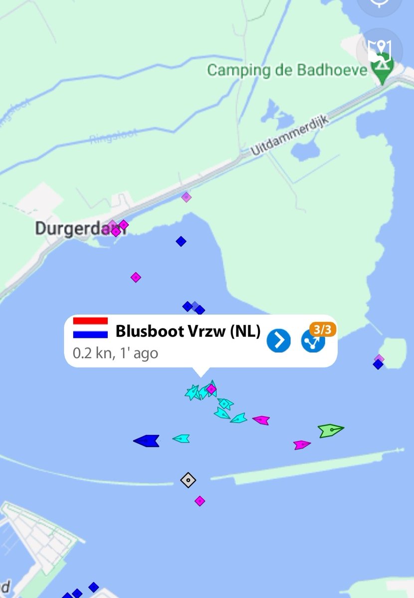 Brandweervaartuig 8011 ingezet bij grote duikinzet thv #Durgerdam . Samenwerking met <a href="/rbamsterdam/">Reddingsbrigade Amsterdam</a> <a href="/KNRM/">KNRM</a> <a href="/BrandweerAA/">Brandweer AA</a> <a href="/BrandweerZW/">Brandweer Zaanstreek-Waterland</a> <a href="/Waterhulpdienst/">Waterhulpdienst</a> en vele andere water partners.