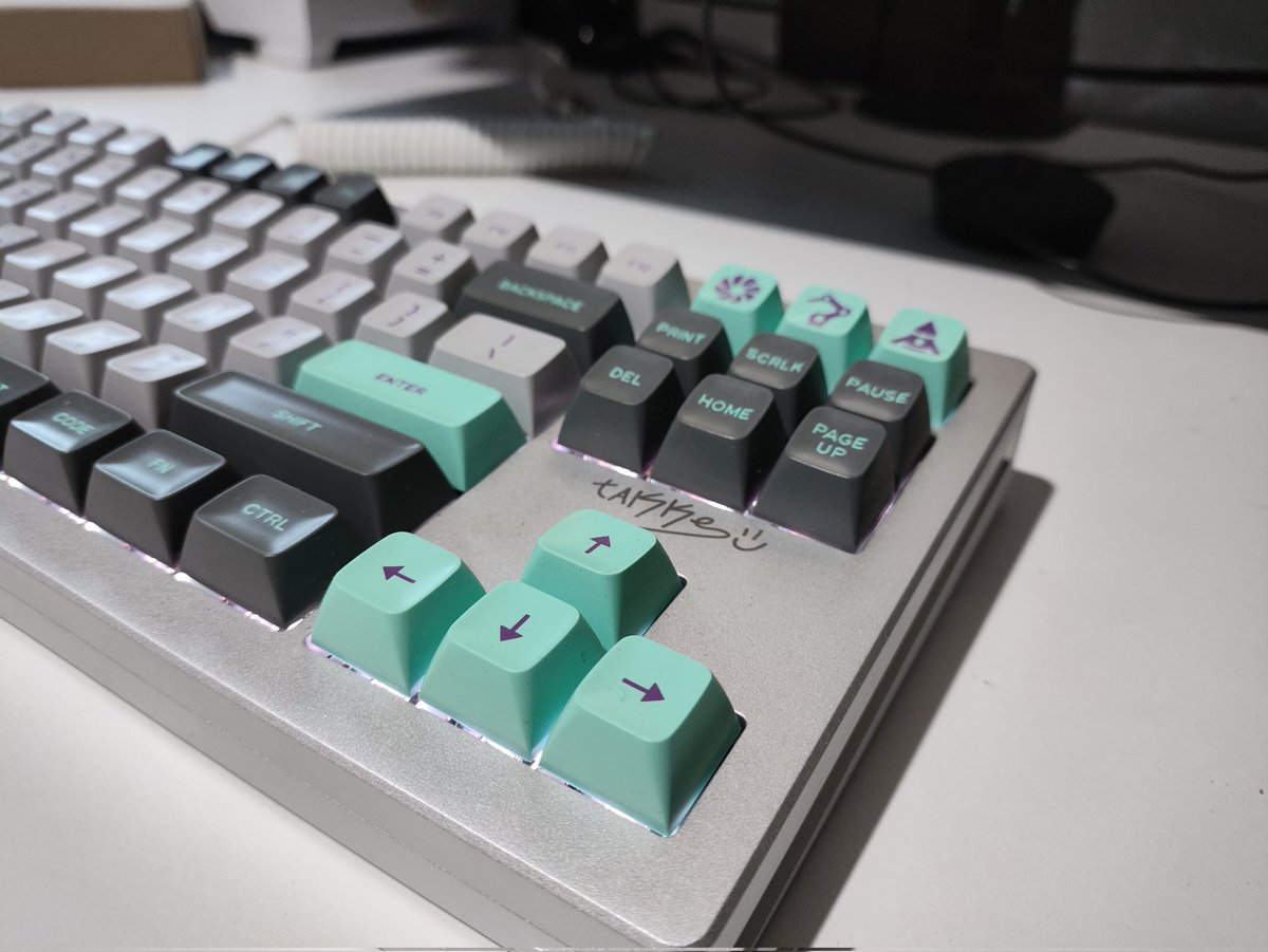 im_takke's tweet image. Ahora ya después de la party, más tranquilo agradecer el regalazo de todo el grupo y el trabajazo de @ItsJoshDesign de este pedazo de teclado es impresionante y justo lo que quería la verdad de 10