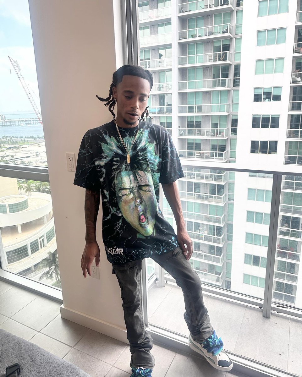 ChvnP's tweet photo. 12 AM in Miami https://t.co/SmcCQrsuRD