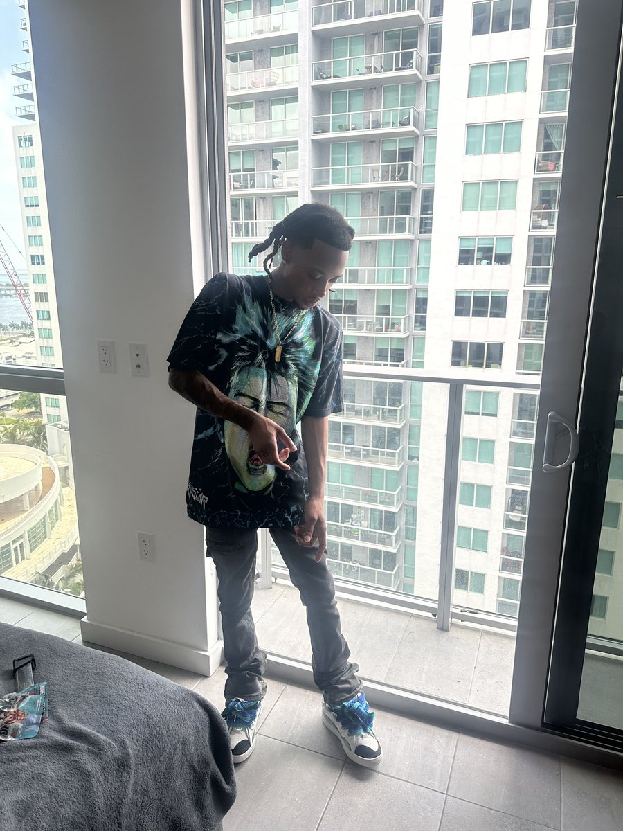 ChvnP's tweet photo. 12 AM in Miami https://t.co/SmcCQrsuRD