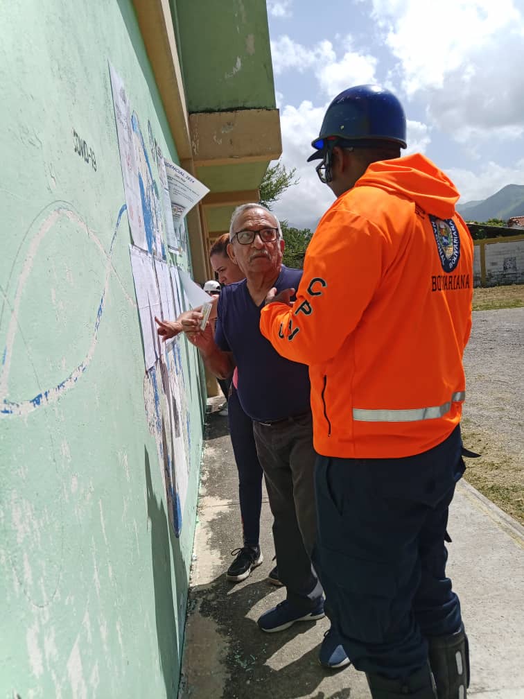 Funcionarios de @transitocpnb_aragua pertenecientes al Módulo Policial Parroquial El Obelisco, realizaron supervisión a los diferentes centros  electorales, brindando el apoyo a los ciudadanos que se encuentran ejerciendo su derecho al sufragio.

#VotaPorLaPaz2024