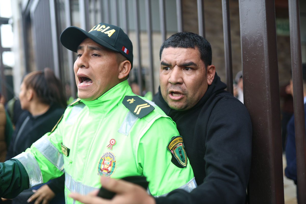 jfowks's tweet photo. 🚨📢🇵🇪Pese a prohibición de que policías actúen vestidos de civil durante movilizaciones pacíficas, un 'terna' fue identificado por los manifestantes y lo botaron, se refugió en un policía, luego entre ambos han realizado la 3ra detención arbitraria de esta tarde 📷 Juan Zapata https://t.co/wzx2jCv31L