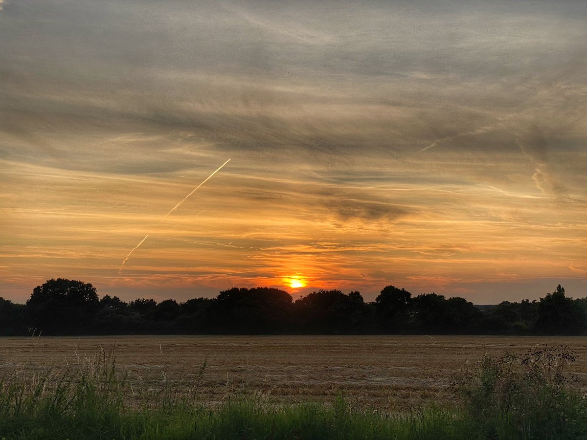 CLGrasby's tweet photo. That’s another weekend done then … 😯

#sunset #sundayvibes #norfolk #view #norfolkskies #livefortheweekend https://t.co/faiyrJ4Tk7