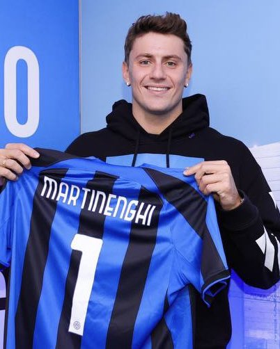 Inter's tweet photo. Complimenti a Nicolò #Martinenghi per il primo oro italiano di queste Olimpiadi nei 100 metri rana 🥇👏🖤💙
#Paris2024 #Olympic2024 | @Paris2024 https://t.co/vhokif3GyX