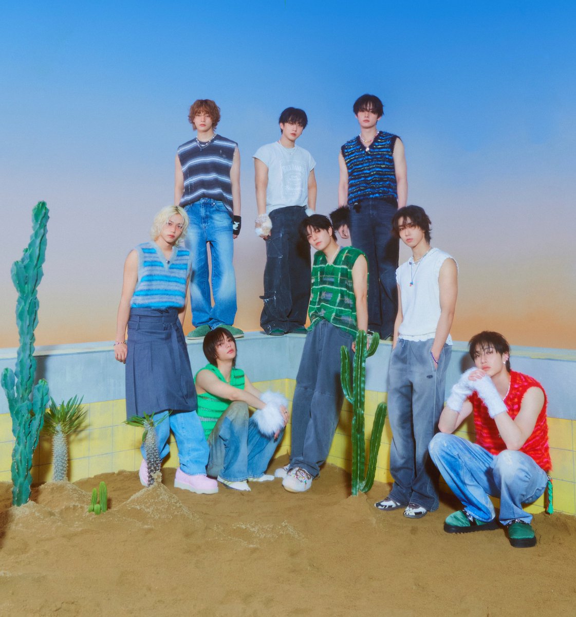 🇺🇸 <a href="/Stray_Kids/">Stray Kids</a> joins Beyoncé, Taylor Swift, Ariana Grande, Eminem, Future, and Metro Boomin as the only acts this year to have sold at least 200K units in a single week for an album on Billboard 200.

STRAY KIDS dominATE BB200
#StrayKids5th_No1OnBB200
#ATE_Billboard200_No1