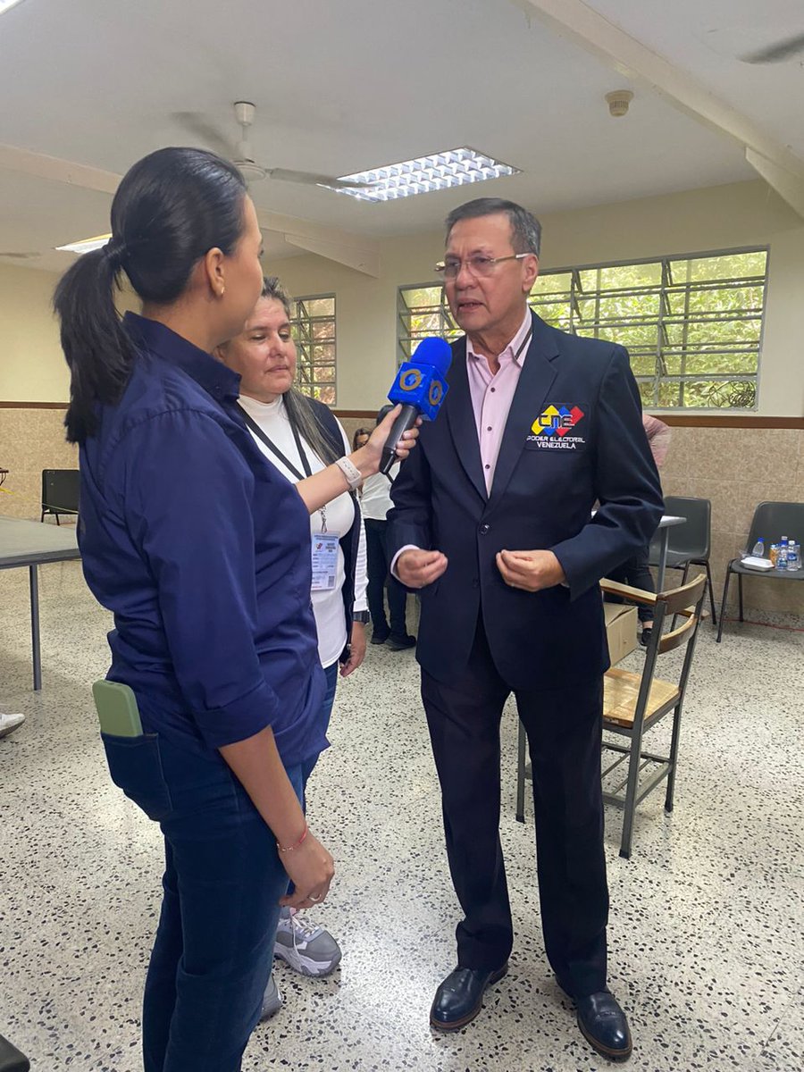 Rector del Poder Electoral, Conrado Pérez Briceño, ejerció su derecho al voto desde la Unidad Educativa Colegio Fray Luis Amigo, ubicado en el municipio Baruta - estado Miranda
#ElecciónPresidencial2024