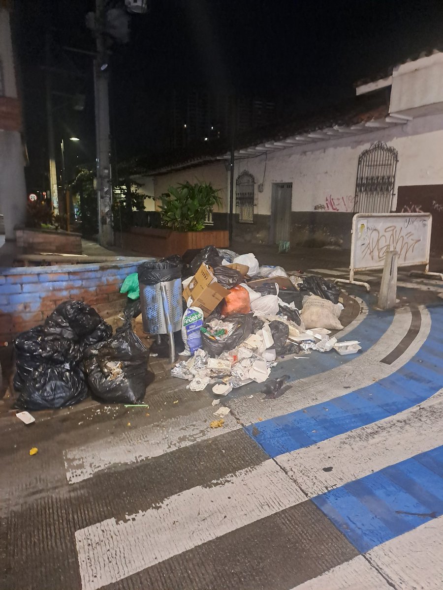 Juandve's tweet photo. @Areametropol les pido el favor de ayudar a @AlcaldEstrella en el manejo y disposici��n de residuos, se han proliferado los insectos y roedores en el sector. Además los andenes se convirtieron en parqueaderos y basureros. Haces falta @juanabad1985 https://t.co/XEWve3eS7g
