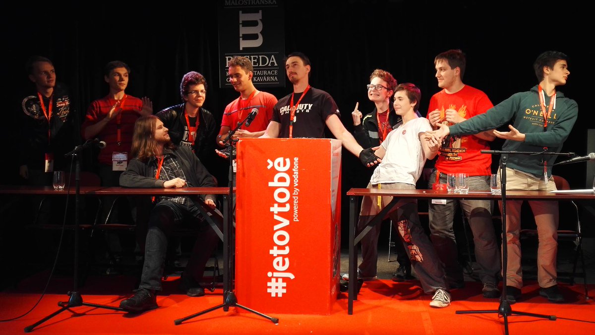 rota152's tweet image. Jsem se teď dozvěděl, že se nesmí parodovat poslední večeře. Takže bych se rád veřejně omluvil za tuhle super epickou fotku... kterou mám teď jako úvodní fotku na mém účtu.