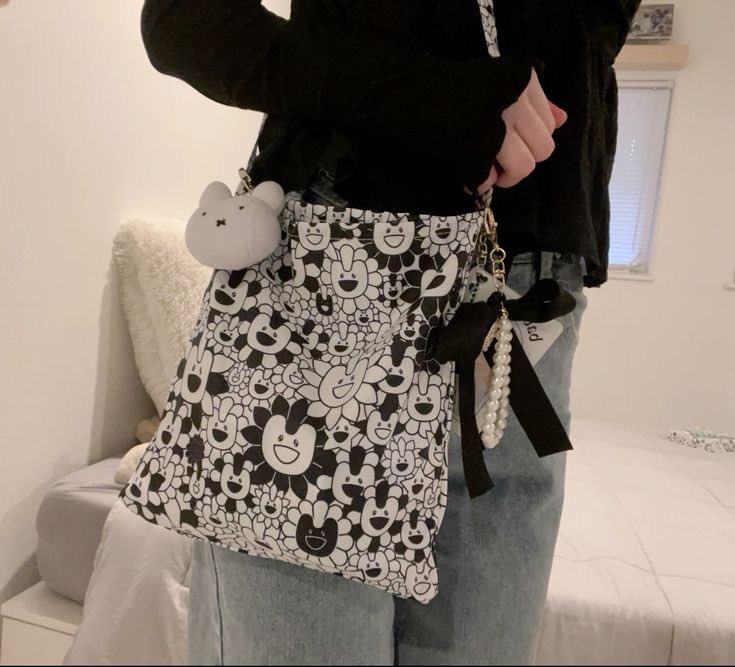 imiofari's tweet image. girls just want newjeans bags 
🎀🌷🫧🐰👛