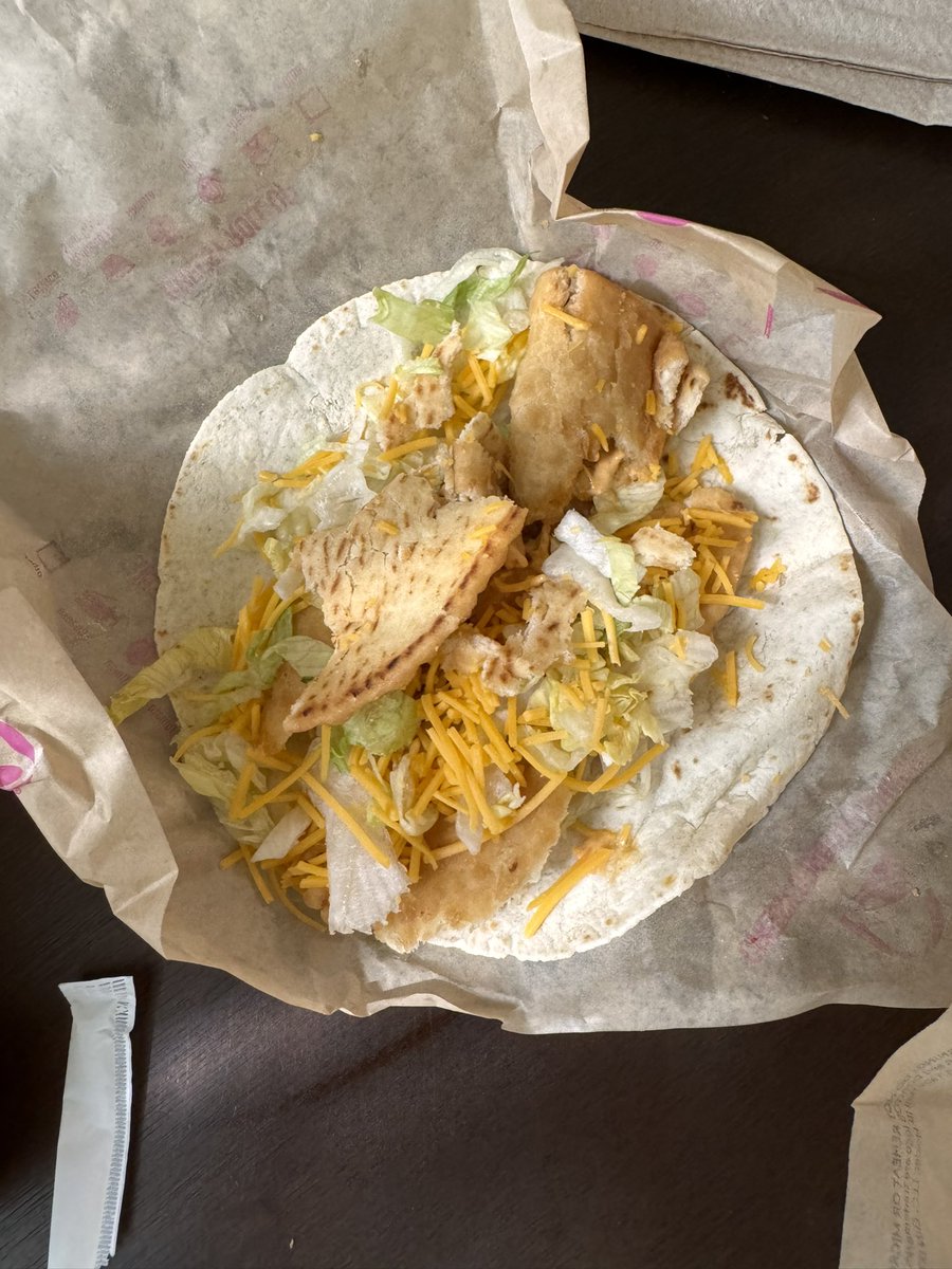yesimdawson's tweet photo. this was supposed to be a spicy potato taco what the fuck is this @tacobell https://t.co/gpZcQX7hjh