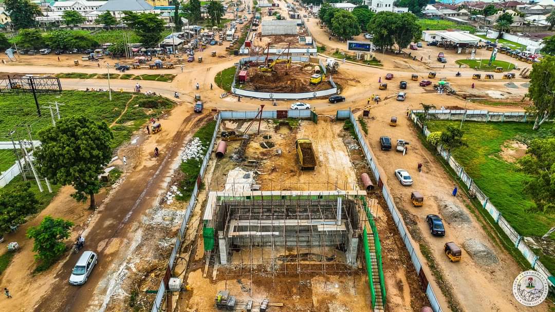 Bago_NewNiger's tweet photo. Ongoing construction of the third concrete base for the overhead bridge at Old City Gate, Minna. 

#NewNiger 

@Nupenchi_ https://t.co/oFiXCrboc3