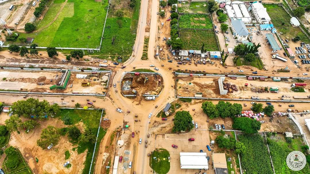 Ongoing construction of the third concrete base for the overhead bridge at Old City Gate, Minna. 

#NewNiger 

<a href="/Nupenchi_/">Abdullberqy Usman Ebbo</a>
