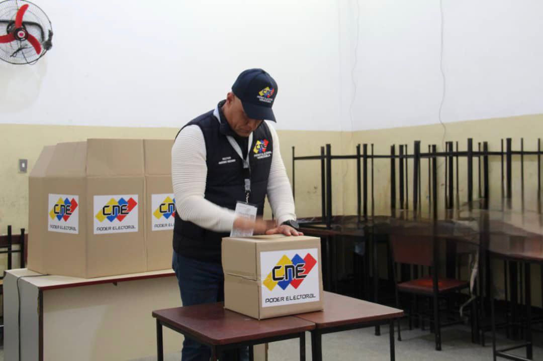 Rector del Poder Electoral, Gustavo Vizcaíno, ejerció su derecho al voto desde la Escuela Básica Parroquial San Juan Bautista, ubicada en la parroquia San Juan - Caracas.
#ElecciónPresidencial2024