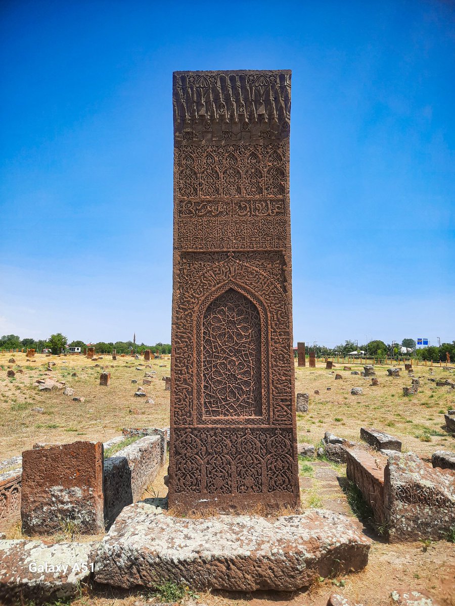 Ahlatlı ustaların el izleri mezar taşlarının zarafeti... Konya’da Ahlatlı bir usta tafafından yapılan en ünlü eser hangisi acaba? 😀