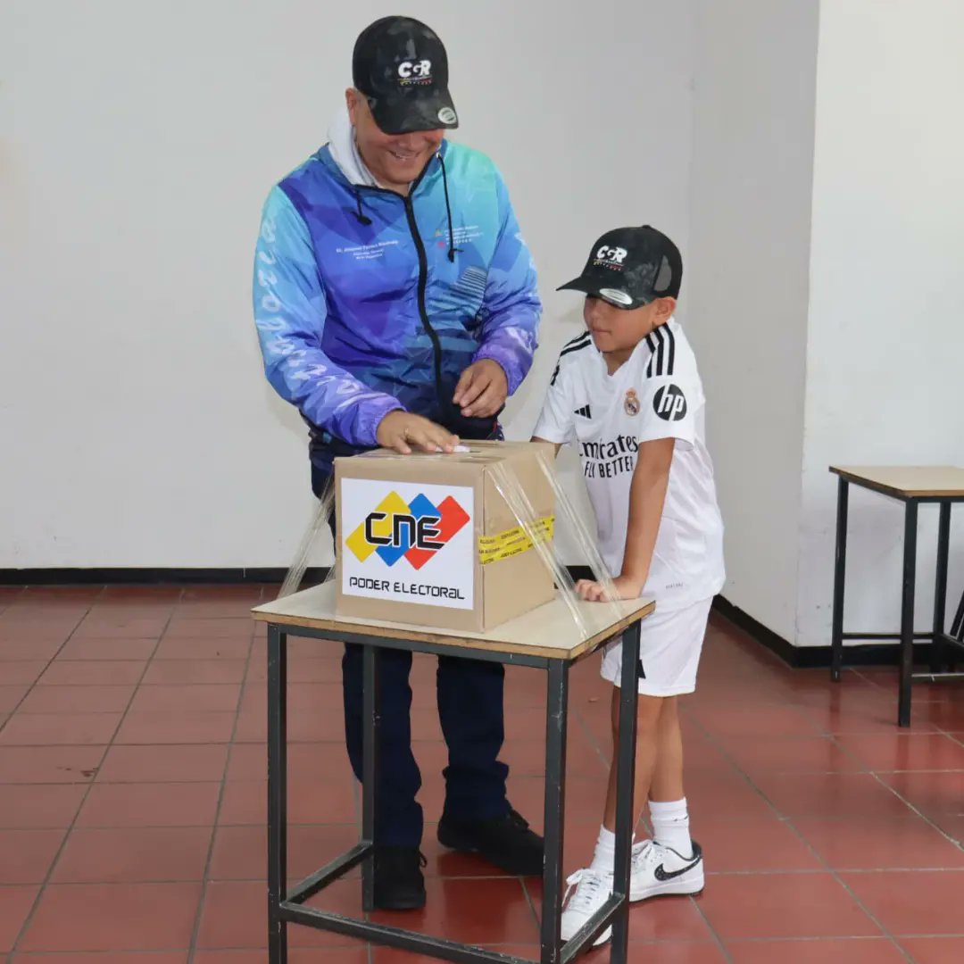 CGRVenezuela's tweet photo. Desde la Unidad Educativa Fermín Toro de Caracas, acompañado de su familia y autoridades de la Institución el #CGR invitó a las y los ciudadanos venezolanos a expresarse en orden, con alegría y civismo, a través del sufragio en las Elecciones Presidenciales 2024. https://t.co/K7RhiIgsNc